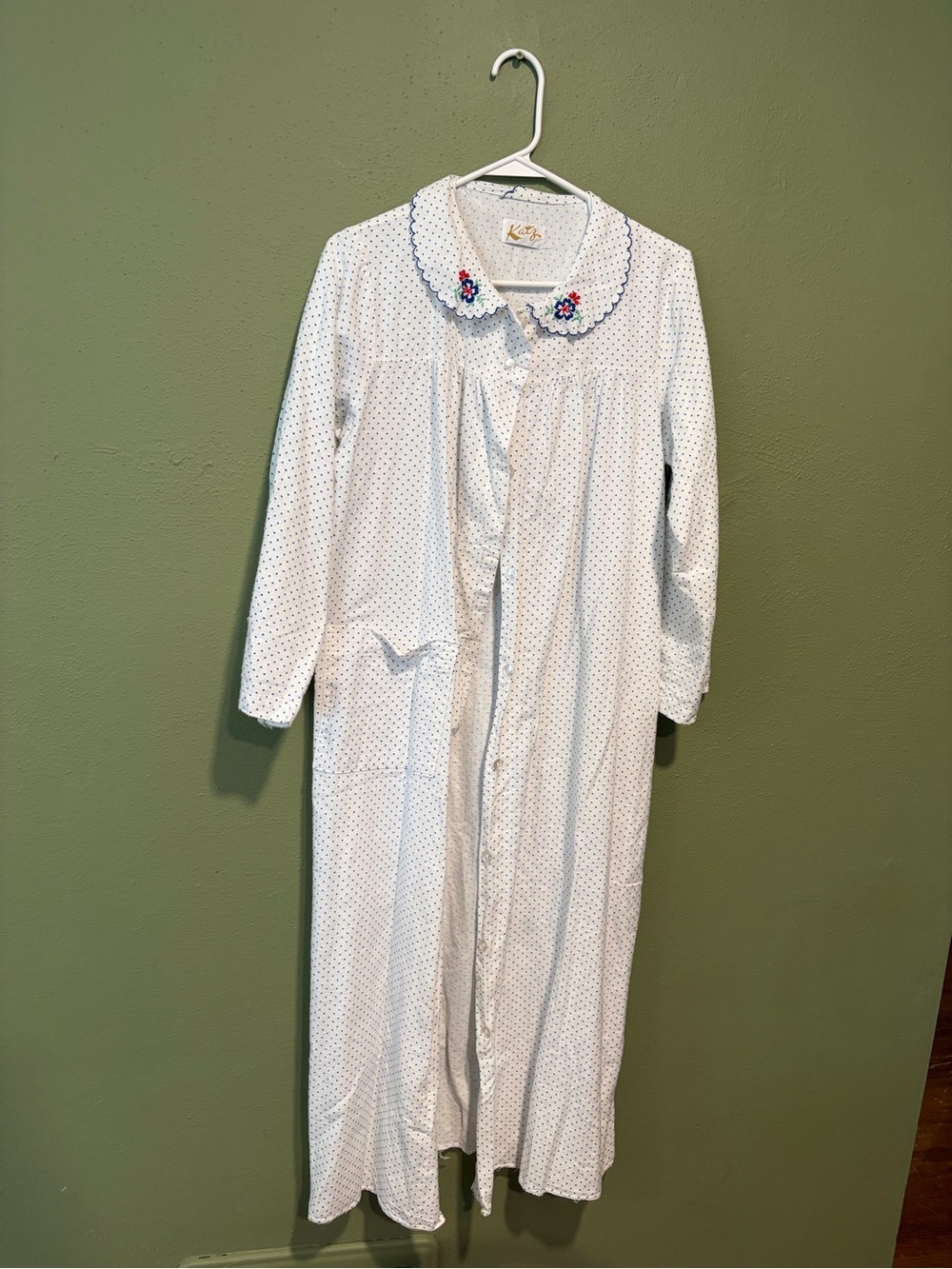 Vintage White Cotton Nightgown with Scalloped Collar